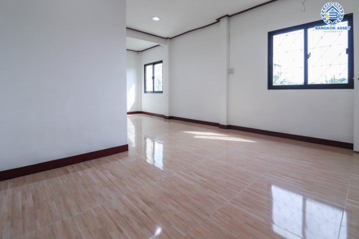 *****ทาวน์เฮ้าส์มือสองย่านกรุงเทพฯ ม.ร่มรื่นเพลส ลาดพร้าว-โชคชัย4 หลังมุม! เนื้อที่ 20 ตร.ว. ฟังก์ชัน 3 ห้องนอน 2 ห้องน้ำ 1 ที่จอดรถ ตกแต่งใหม่ รีโนเวททั้งหลัง ไม่ได้เข้าอยู่ บนทำเลเชื่อมต่อถ.ประดิษฐ์มนูธรรม, ถ.รามอินทรา ใกล้ทางด่วนรามอินทรา–อาจณรงค์